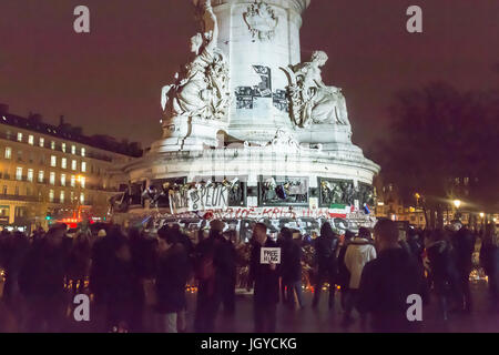 Hommage spontané à des victimes des attaques terroristes à Paris le 13 novembre 2015 : free hugs place de la République Banque D'Images