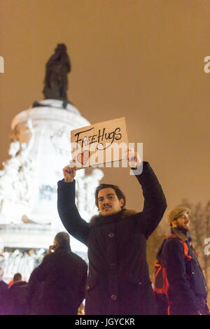 Free hugs place de la République. Hommage spontané à des victimes des attaques terroristes à Paris le 13 novembre 2015. Banque D'Images