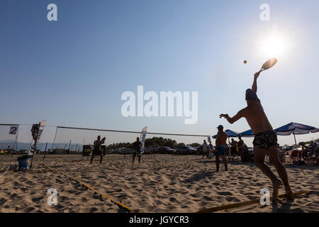 Xanthi, Grèce - Juillet 9, 2017 : des silhouettes d'acteurs non identifiés au cours du 1er tournoi de beach tennis blanc pour le championnat local sur l'Eras Banque D'Images