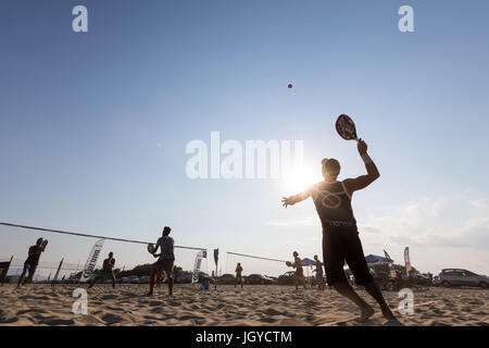 Xanthi, Grèce - Juillet 9, 2017 : des silhouettes d'acteurs non identifiés au cours du 1er tournoi de beach tennis blanc pour le championnat local sur l'Eras Banque D'Images