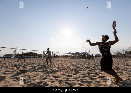 Xanthi, Grèce - Juillet 9, 2017 : des silhouettes d'acteurs non identifiés au cours du 1er tournoi de beach tennis blanc pour le championnat local sur l'Eras Banque D'Images