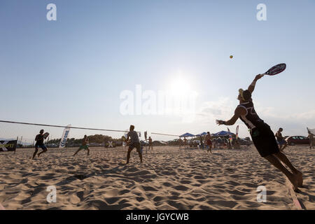 Xanthi, Grèce - Juillet 9, 2017 : des silhouettes d'acteurs non identifiés au cours du 1er tournoi de beach tennis blanc pour le championnat local sur l'Eras Banque D'Images