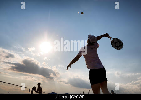 Xanthi, Grèce - Juillet 9, 2017 : des silhouettes d'acteurs non identifiés au cours du 1er tournoi de beach tennis blanc pour le championnat local sur l'Eras Banque D'Images