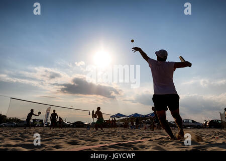 Xanthi, Grèce - Juillet 9, 2017 : des silhouettes d'acteurs non identifiés au cours du 1er tournoi de beach tennis blanc pour le championnat local sur l'Eras Banque D'Images