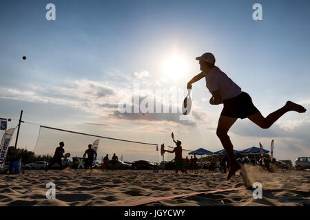 Xanthi, Grèce - Juillet 9, 2017 : des silhouettes d'acteurs non identifiés au cours du 1er tournoi de beach tennis blanc pour le championnat local sur l'Eras Banque D'Images