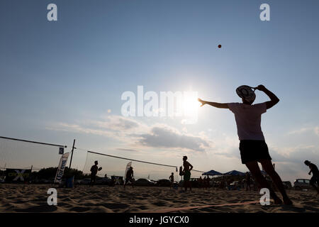 Xanthi, Grèce - Juillet 9, 2017 : des silhouettes d'acteurs non identifiés au cours du 1er tournoi de beach tennis blanc pour le championnat local sur l'Eras Banque D'Images