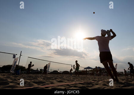 Xanthi, Grèce - Juillet 9, 2017 : des silhouettes d'acteurs non identifiés au cours du 1er tournoi de beach tennis blanc pour le championnat local sur l'Eras Banque D'Images