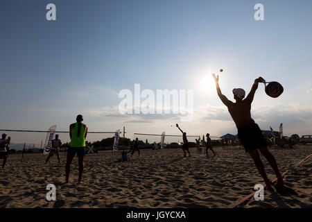 Xanthi, Grèce - Juillet 9, 2017 : des silhouettes d'acteurs non identifiés au cours du 1er tournoi de beach tennis blanc pour le championnat local sur l'Eras Banque D'Images