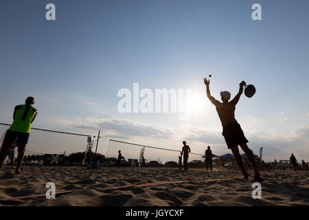 Xanthi, Grèce - Juillet 9, 2017 : des silhouettes d'acteurs non identifiés au cours du 1er tournoi de beach tennis blanc pour le championnat local sur l'Eras Banque D'Images