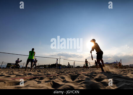 Xanthi, Grèce - Juillet 9, 2017 : des silhouettes d'acteurs non identifiés au cours du 1er tournoi de beach tennis blanc pour le championnat local sur l'Eras Banque D'Images