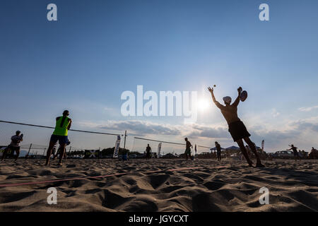 Xanthi, Grèce - Juillet 9, 2017 : des silhouettes d'acteurs non identifiés au cours du 1er tournoi de beach tennis blanc pour le championnat local sur l'Eras Banque D'Images