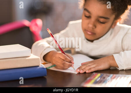 African American lycéenne faire leurs devoirs, école primaire concept étudiant Banque D'Images