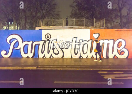 Peinture place de la république disant en bleu blanc rouge : Paris je t'aime.. Hommage aux victimes des attaques terroristes du 13 novembre 2015. Banque D'Images