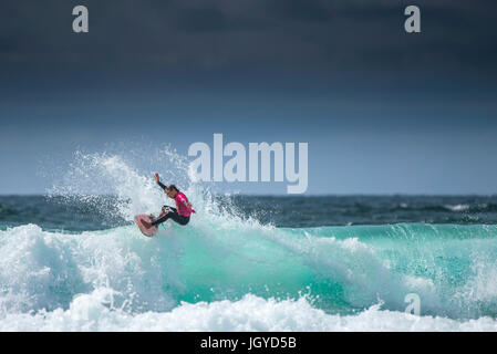 UK Surf. Un jeune surfer en compétition dans le Championnat de Surf écoles britanniques. ; Georges Clash of the Groms à Newquay, Cornwall dans Fistral. Banque D'Images