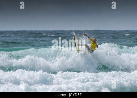 UK Surf. Un jeune surfer en compétition dans le Championnat de Surf écoles britanniques. ; Georges Clash of the Groms à Newquay, Cornwall dans Fistral. Banque D'Images