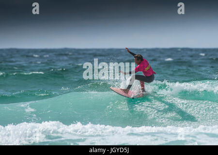 UK Surf. Un jeune surfer en compétition dans le Championnat de Surf écoles britanniques. ; Georges Clash of the Groms à Newquay, Cornwall dans Fistral. Banque D'Images