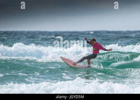 UK Surf. Un jeune surfer en compétition dans le Championnat de Surf écoles britanniques. ; Georges Clash of the Groms à Newquay, Cornwall dans Fistral. Banque D'Images