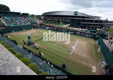 Vue générale de la Cour 18 Le huitième jour du tournoi de Wimbledon à l'All England Lawn Tennis et croquet Club, Wimbledon. Banque D'Images