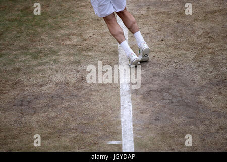 Vue générale de l'usure normale de l'herbe sur la ligne de base de 18 cour le huitième jour du tournoi de Wimbledon à l'All England Lawn Tennis et croquet Club, Wimbledon. Banque D'Images