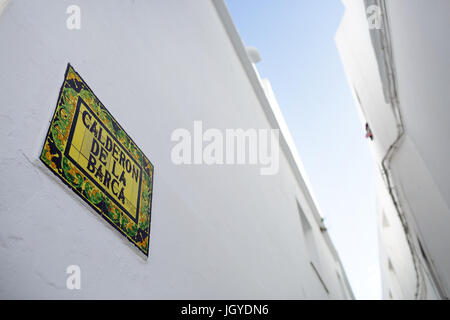 Un panneau de rue en plaque de céramique traditionnelle sur bâtiment blanchi à la chaux, Andalousie Espagne Banque D'Images