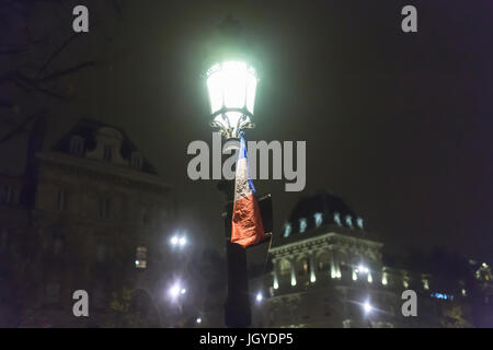 Un Français bleu blanc et drapeau rouge accroché à un réverbère à République.hommage aux victimes des attaques terroristes à Paris le 13 novembre. Banque D'Images