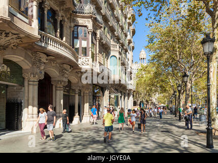 Barcelone Catalogne Espagne touristes marcher le long de la bordée d'arbres rue principale Passeig de Gracia de Barcelone Catalogne europe ue avenue Banque D'Images