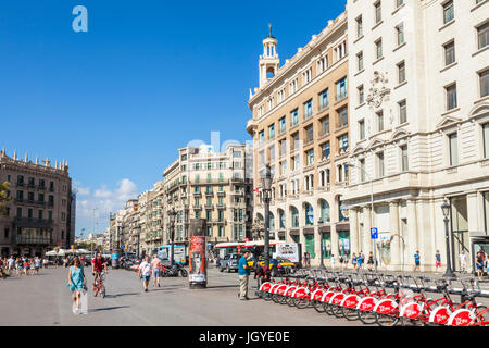 Barcelone Espagne Catalogne Barcelone Plaça de Catalunya Santander bikes location de vélo place centrale de Barcelone Espagne eu Europe Catalogne Banque D'Images