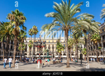 Barcelona Catalunya Barcelone Placa Reial plaza publique restaurants cafés et palmiers café Barcelone Barcelone Espagne eu Europe Catalogne Banque D'Images