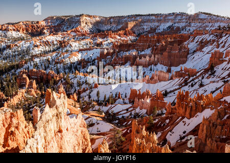 Neige sur les cheminées de l'aube point, Bryce Canyon National Park, Utah USA Banque D'Images