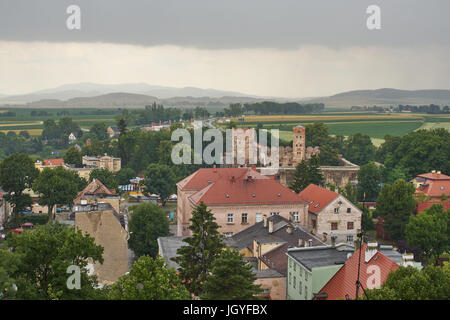 Vue depuis la tour penchée Zabkowice Slaskie pendant une tempête de pluie et de Basse Silésie Pologne Banque D'Images