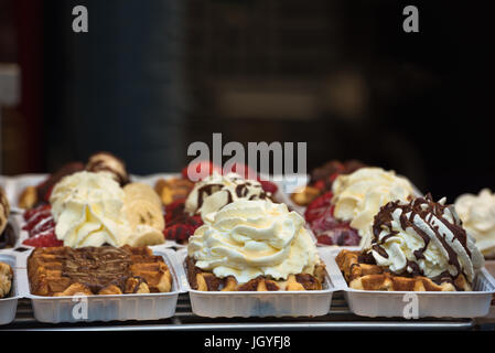 Lignes d'emporter des gaufres rue garnie de chocolats fraises et chantilly à Bruxelles, Belgique Banque D'Images