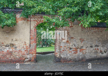 La porte dans le mur qui entoure l'église de Saint Anne Zabkowice Slaskie Basse Silésie Pologne Banque D'Images