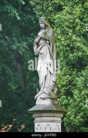 Statue de Notre Dame dans la cour de l'église Sainte-Anne Zabkowice Slaskie Basse Silésie Pologne Banque D'Images