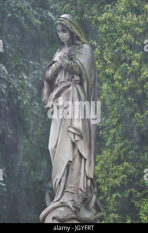 Statue de Notre Dame dans la cour de l'église Sainte-Anne Zabkowice Slaskie Basse Silésie Pologne Banque D'Images