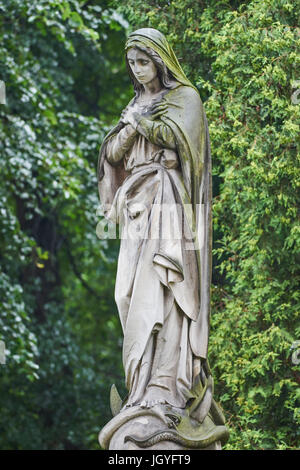 Statue de Notre Dame dans la cour de l'église Sainte-Anne Zabkowice Slaskie Basse Silésie Pologne Banque D'Images