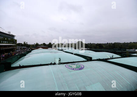 Vue générale des motifs comme la pluie suspend jouer à l'extérieur sur les tribunaux de la huitième journée de Wimbledon à l'All England Lawn Tennis et croquet Club, Wimbledon. Banque D'Images