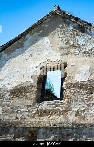 Maison en ruine fenêtre par laquelle vous pouvez voir le ciel bleu Banque D'Images