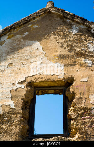 Maison en ruine fenêtre par laquelle vous pouvez voir le ciel bleu Banque D'Images