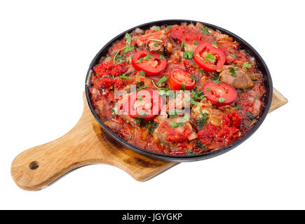 Ragoût de boeuf fromage Tomates et d'oignons. Isolé sur un fond blanc. Banque D'Images