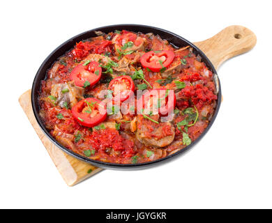 Ragoût de boeuf fromage Tomates et d'oignons. Isolé sur un fond blanc. Banque D'Images