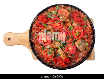 Ragoût de boeuf fromage Tomates et d'oignons. Isolé sur un fond blanc. Banque D'Images