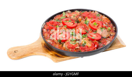 Ragoût de boeuf fromage Tomates et d'oignons. Isolé sur un fond blanc. Banque D'Images