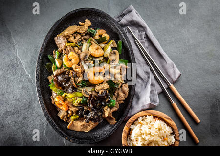 La cuisine chinoise. Pam te sao. Casserole de poêlée de boeuf, porc, poulet, crevettes, champignons shiitake, champions et oignon de printemps. Parillada de Chine, accompagné de riz o Banque D'Images