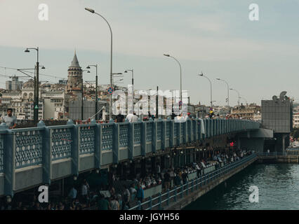 Istanbul, Turquie - 22 juin 2017 : voir l'avant du pont de Galata et la Tour de Galata sur Halic / corne d'or Banque D'Images