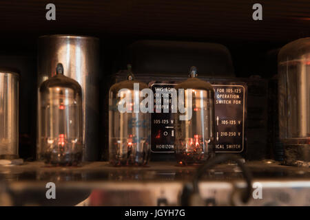 Les tubes lumineux d'un ampli à la création d'une chaude lumière Banque D'Images