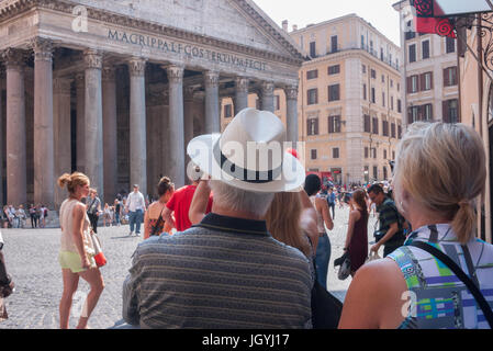 Rome, Italie, 2017- touristes arounf Pantheon Banque D'Images