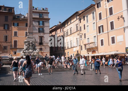 Rome, Italie, 2017- touristes arounf Pantheon Banque D'Images