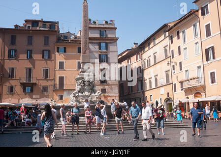 Rome, Italie, 2017- touristes arounf Pantheon Banque D'Images