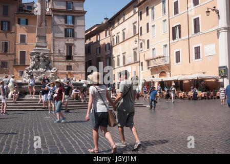 Rome, Italie, 2017- touristes arounf Pantheon Banque D'Images