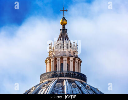 La basilique Saint Pierre du Vatican Michel-ange Cross Dome/ Banque D'Images
